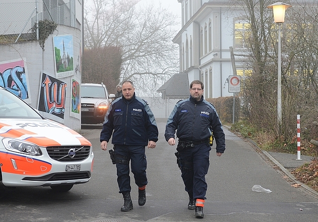 Werden auch weiterhin in Obfelden patrouillieren: Die Kommunalpolizisten Marco Hobi (links) und Christian Hardmeier vor der Schulanlage Chilefeld. (Bild Bernhard Schneider)