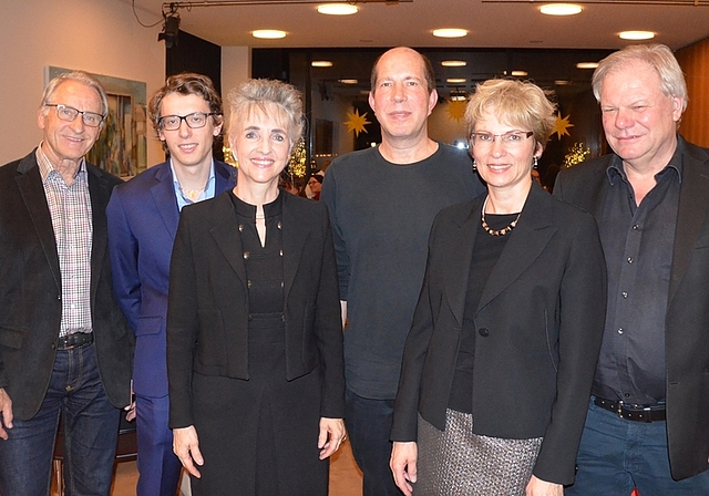 Am Neujahrsanlass der Ämtler FDP: Regierungsrätin Carmen Walker Späh (3.v.l.) mit alt Nationalrat Rolf Hegetschweiler, Bezirks-Parteipräsident Alain Schwald, Kantonsrat Olivier Hofmann und den Gastgebern Margrit und Hansueli Meuter, Co-Präsidium