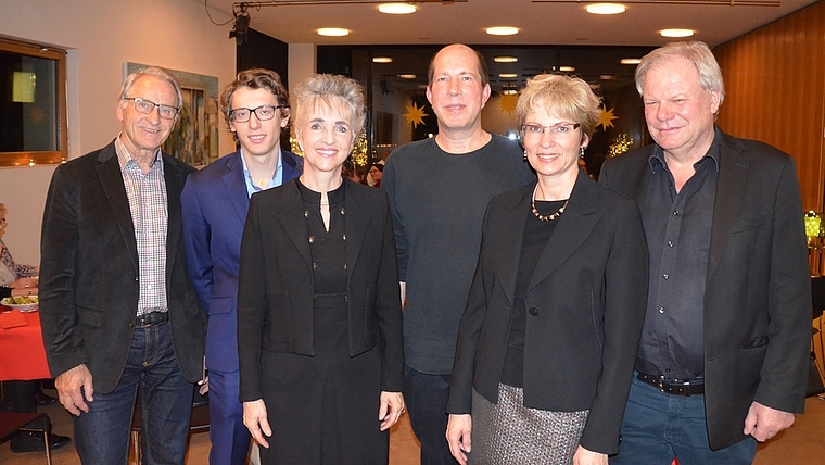 Am Neujahrsanlass der Ämtler FDP: Regierungsrätin Carmen Walker Späh (3.v.l.) mit alt Nationalrat Rolf Hegetschweiler, Bezirks-Parteipräsident Alain Schwald, Kantonsrat Olivier Hofmann und den Gastgebern Margrit und Hansueli Meuter, Co-Präsidium