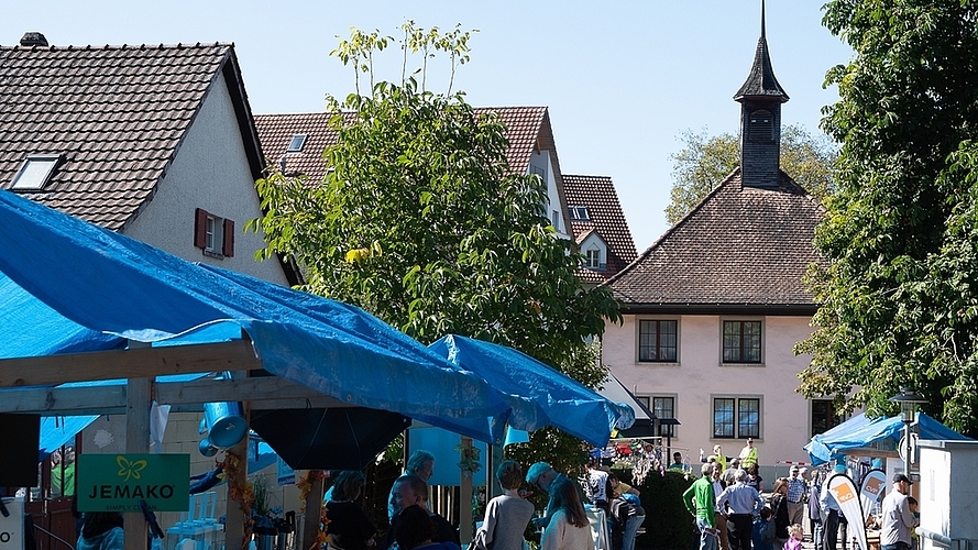 Farbige Marktstände zogen Publikum an. (<em>Bilder S. Schneiter) </em>