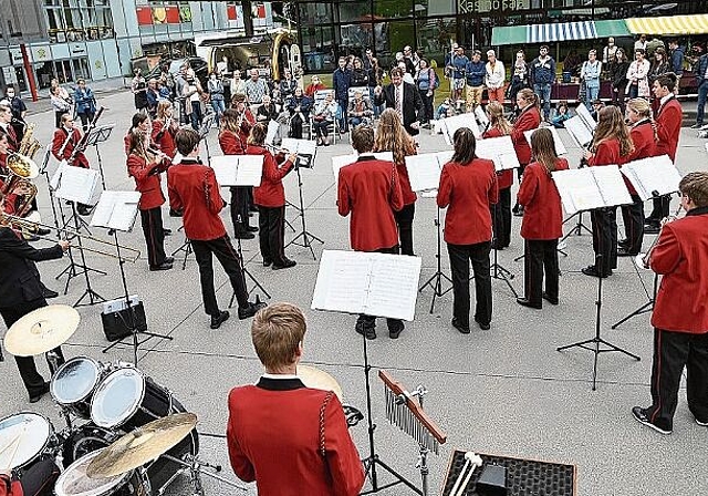 Nach vielen Monaten endlich wieder einmal ein Auftritt: Die Jumba auf dem Märtplatz vor dem Kasinosaal in Affoltern. (Bild Martin Mullis)