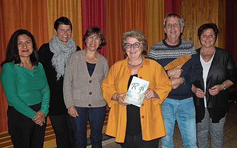 Nach einem heiteren Abend in Hausen: das Team der Bibliothek, Blanca Imboden mit ihren neusten Buch «Rigi», 

