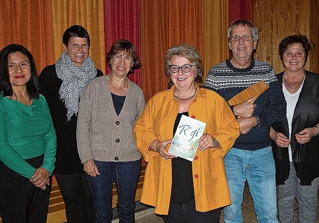 Nach einem heiteren Abend in Hausen: das Team der Bibliothek, Blanca Imboden mit ihren neusten Buch «Rigi», 