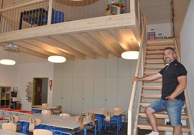 In den vier identischen Schulzimmern wurden Galerien eingebaut. Für Schulpräsident Ursin Dosch ist die nur sieben Wochen dauernde Sanierung «eine Riesenleistung aller Beteiligter». (Bild Werner Schneiter)