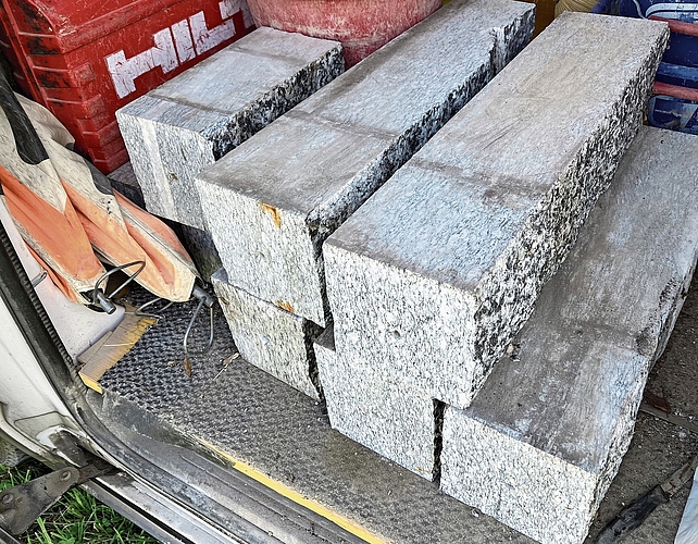 Die Granitsteine sind ungefähr 30 Kilogramm schwer. (Bilder Marianne Voss) Die Granitsteine sind ungefähr 30 Kilogramm schwer. (Bilder Marianne Voss)