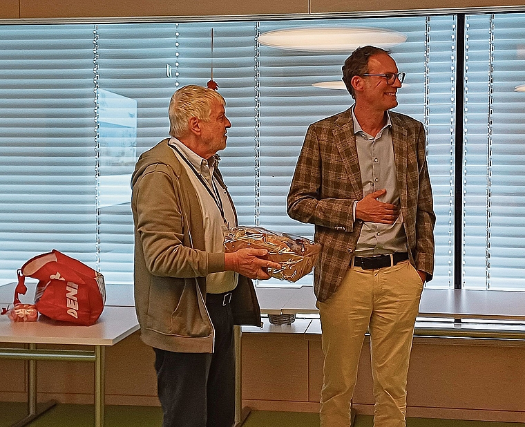 Peter Hug, Co-Leiter der Parkinson-Angehörigen-Gruppe, übergibt Markus Minder ein Präsent als Dank für den informativen Vortrag. (Bild Regula Zellweger)