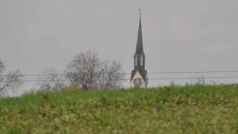 Kirchen – auf dem Bild in Obfelden - verschwinden im Zuge des KGplus-Projekts zwar nicht aus dem Dorfbild. Wie sich das kirchliche Leben in der Gemeinde bei Zusammenschlüssen gestalten lässt, ist jedoch eine zentrale Frage. (Bild W. Schneiter)
