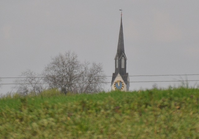 Kirchen – auf dem Bild in Obfelden - verschwinden im Zuge des KGplus-Projekts zwar nicht aus dem Dorfbild. Wie sich das kirchliche Leben in der Gemeinde bei Zusammenschlüssen gestalten lässt, ist jedoch eine zentrale Frage. (Bild W. Schneiter)