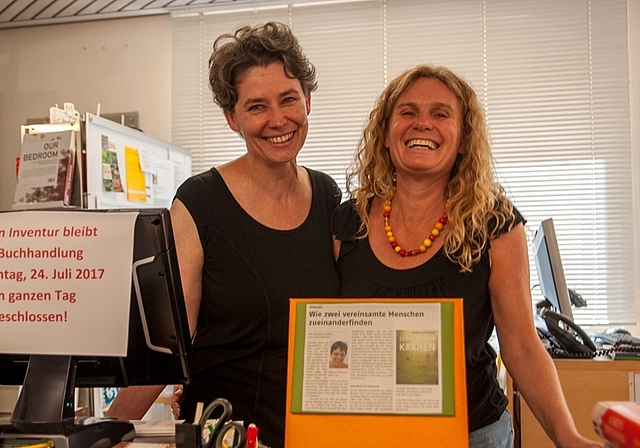 Annette Markwalder (links) und Christina Kaufmann beraten die Kundschaft gerne persönlich und sorgen auch dafür, dass der Buchtipp der Bibliotheken prominent auf dem Verkaufstisch platziert ist. (Bild Salomon Schneider)