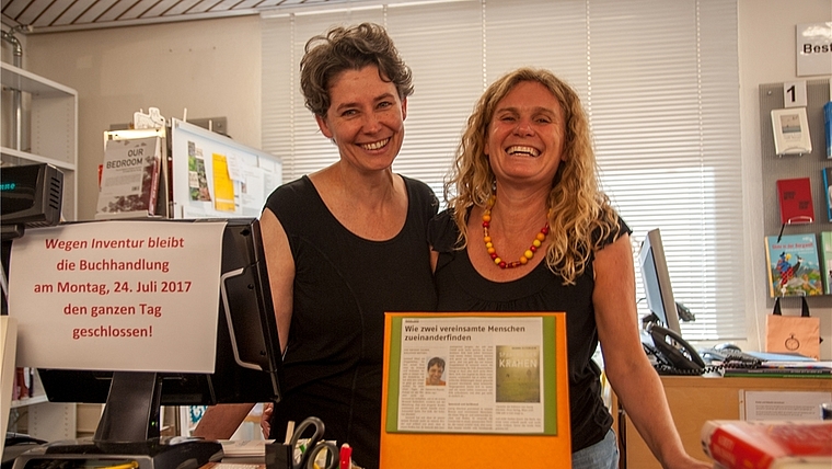 Annette Markwalder (links) und Christina Kaufmann beraten die Kundschaft gerne persönlich und sorgen auch dafür, dass der Buchtipp der Bibliotheken prominent auf dem Verkaufstisch platziert ist. (Bild Salomon Schneider)