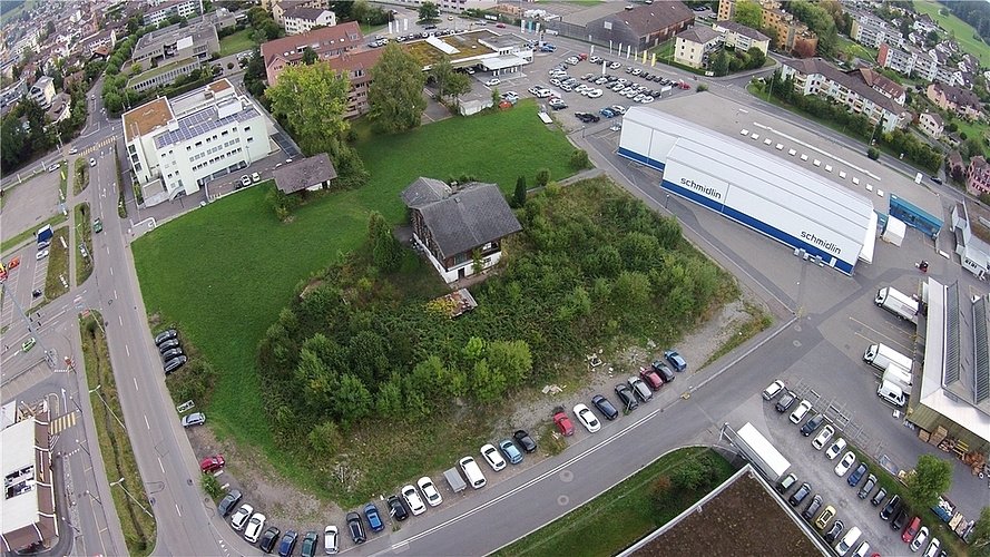 Das Gebiet «Spitzen Stein», exklusive Mehrzweckgebäude links oben, soll vorerst noch Industriezone bleiben. (Bilder Martin Platter)