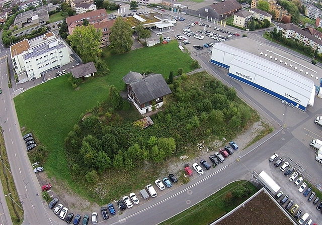 Das Gebiet «Spitzen Stein», exklusive Mehrzweckgebäude links oben, soll vorerst noch Industriezone bleiben. (Bilder Martin Platter)
