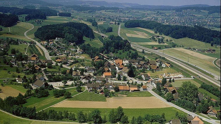 Im Sommer 1986 war Knonau noch eine ländliche Gemeinde mit 924 Einwohnern. Ende 2014 lebten hier bereits 2037 Menschen – Tendenz steigend. (Bild ETH Bildarchiv)