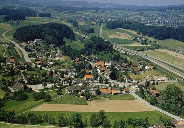Im Sommer 1986 war Knonau noch eine ländliche Gemeinde mit 924 Einwohnern. Ende 2014 lebten hier bereits 2037 Menschen – Tendenz steigend. (Bild ETH Bildarchiv)