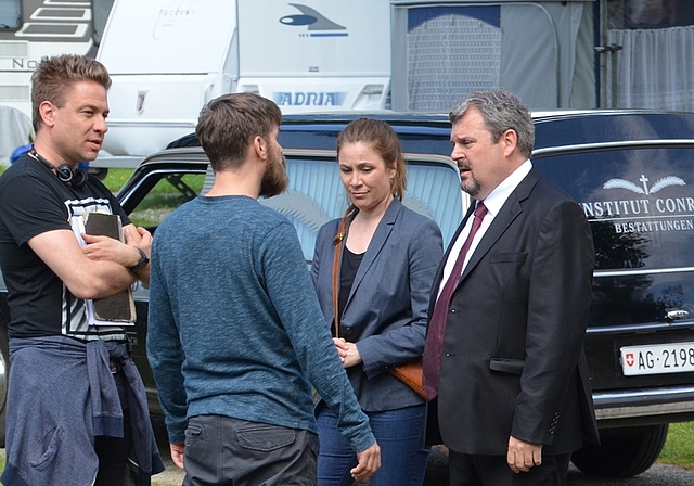 Regisseur Tom Gerber (links) lässt seine Darsteller nochmals proben. Von links: Ralph Gassmann, Barbara Terpoorten und Mike Müller. (Bild Thomas Stöckli)