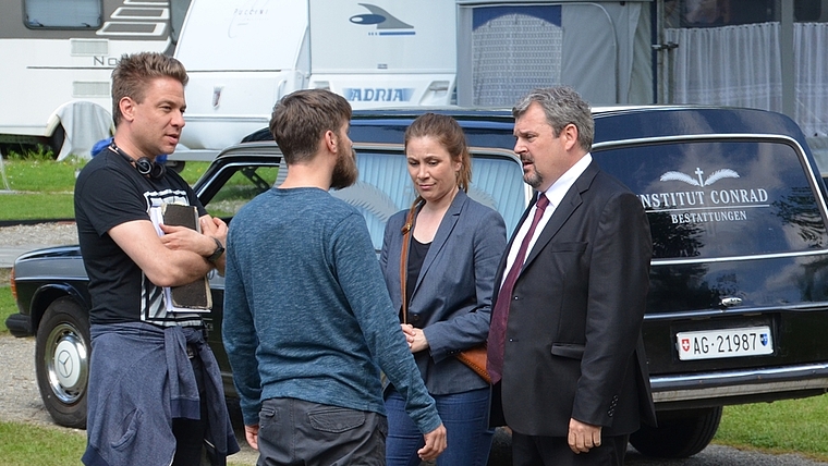 Regisseur Tom Gerber (links) lässt seine Darsteller nochmals proben. Von links: Ralph Gassmann, Barbara Terpoorten und Mike Müller. (Bild Thomas Stöckli)
