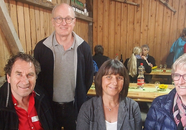 Sie gehen nach Jahrzehnten Tätigkeit für die Primarschule Affoltern in Pension. Von links: Sämi Züllig, Bruno Lässer, Esther Lässer und Ruth Züllig. (Bild Claudia Merki)