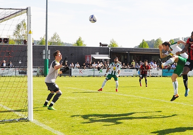 Die grösste Chance der Rotschwarzen: Lui Lugos fulminanter Kopfball fliegt an die Torlatte.<em> (Bild Kaspar Köchli)</em>