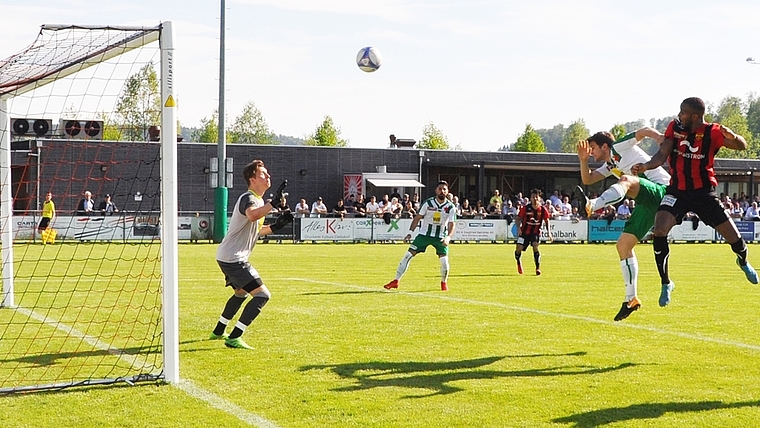 Die grösste Chance der Rotschwarzen: Lui Lugos fulminanter Kopfball fliegt an die Torlatte.<em> (Bild Kaspar Köchli)</em>
