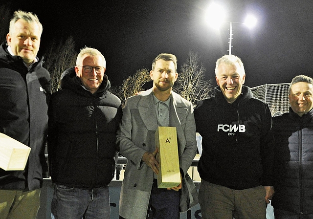Sie waren bei der Verabschiedung dabei (von links): Paul Trachsler, Stephan Zollinger (Sportchef WB), Stephan Lichtsteiner, Martin Meili (Präsident WB) und Irhan Abdiji. (Bild Kaspar Köchli)