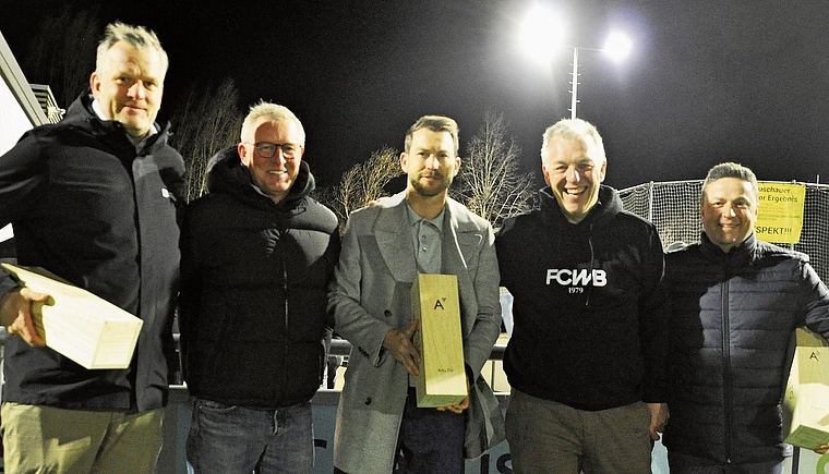 Sie waren bei der Verabschiedung dabei (von links): Paul Trachsler, Stephan Zollinger (Sportchef WB), Stephan Lichtsteiner, Martin Meili (Präsident WB) und Irhan Abdiji. (Bild Kaspar Köchli)