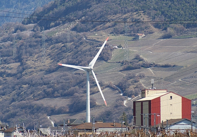 Die künftigen Windenergieanlagen im Kanton Zürich werden wesentlich grösser sein als dieses Exemplar, das in Charrat bei Martigny im Kanton Wallis anzutreffen ist. (Archivbilder Marcus Weiss)