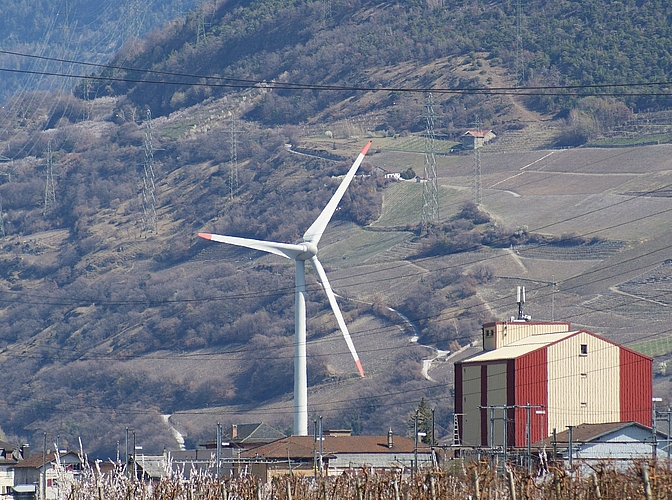 Die künftigen Windenergieanlagen im Kanton Zürich werden wesentlich grösser sein als dieses Exemplar, das in Charrat bei Martigny im Kanton Wallis anzutreffen ist. (Archivbilder Marcus Weiss) Die künftigen Windenergieanlagen im Kanton Zürich werden wesentlich grösser sein als dieses Exemplar, das in Charrat bei Martigny im Kanton Wallis anzutreffen ist. (Archivbilder Marcus Weiss)