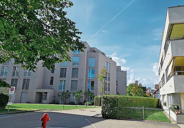Die Leerwohnungsziffer im Bezirk Affoltern liegt über jener der Nachbarregionen – freier Wohnraum bleibt dennoch knapp. Die Aufnahme zeigt eine Wohnsiedlung in Affoltern. (Bild Daniel Koch)