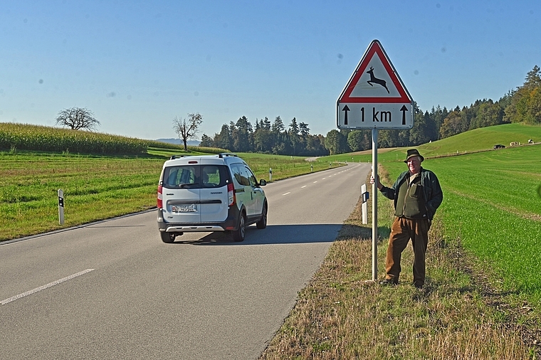Wildunfälle: Wildhüter René Ziegler bittet Fahrzeuglenker: «In der Dämmerung und nachts Fuss vom Gas!» (Bild Martin Mullis)