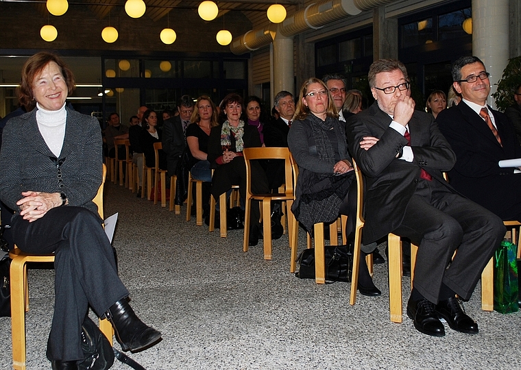 Alt-Bundesrätin Elisabeth Kopp, Alt-Regierungsrat Markus Notter und Rektor Werner de Luca (v.l.) hoffen, dass die Kanti Limmattal auch weiterhin an ihren Aufgaben wächst. (Bild Salomon Schneider)