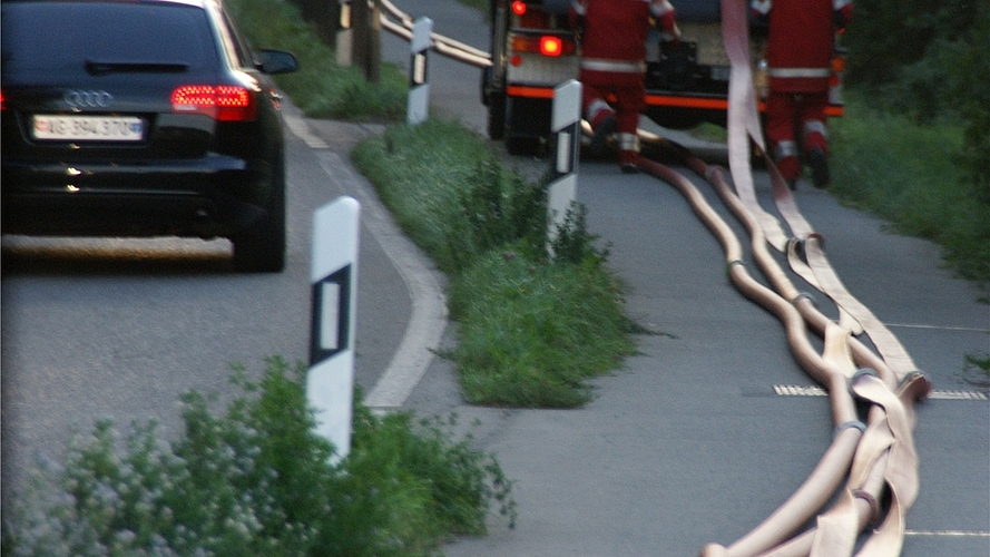 Je vier 75er-Leitungen legen die Stützpunkte auf beiden Seiten der Strasse.