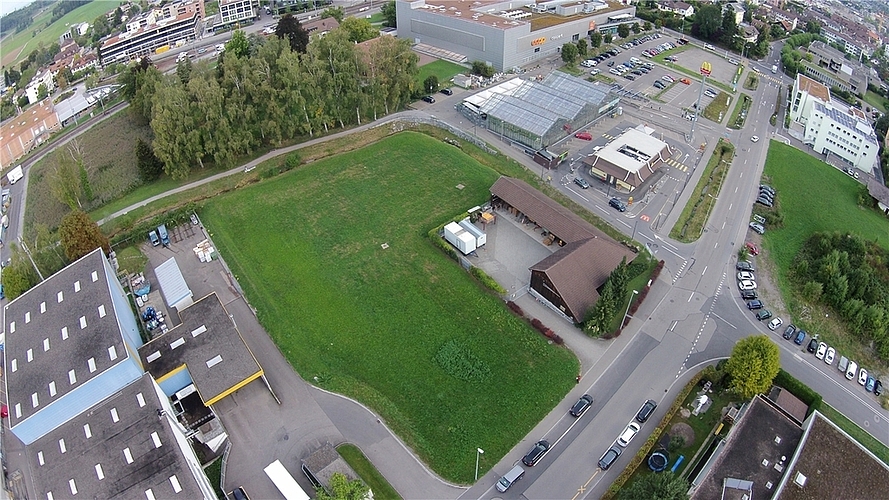 Der vordere Teil der rarer werdenden Grünflächen in der Industrie Lindenmoos bleibt Industriezone, wird aber von der Gestaltungsplanpflicht befreit. Das Feld hinten links, wo einst der Brauiweiher lag, wird zur Freihaltezone ohne Gestaltungsplanpflicht.