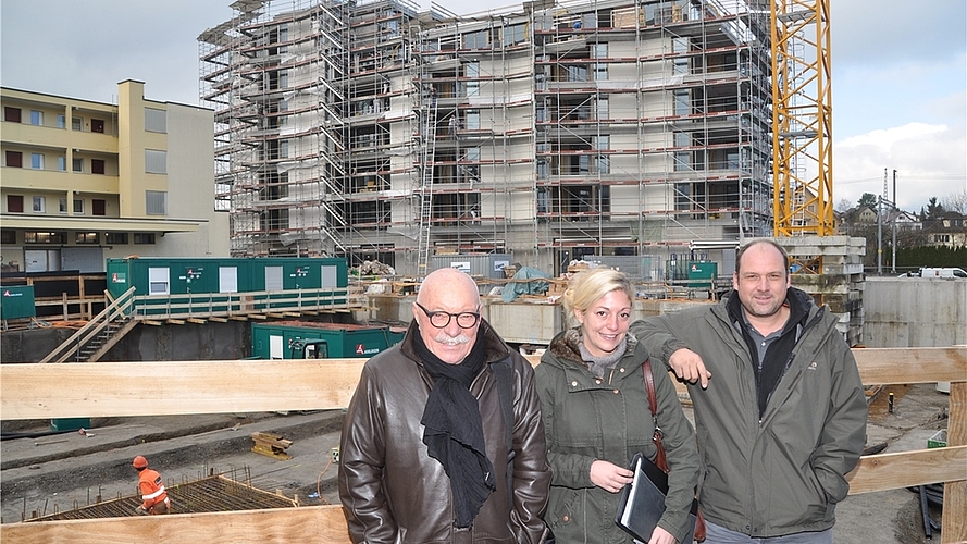 Momentan die grösste Baustelle in Affoltern: Ueli Burlet, Andrea Leibundgut und Marcel Tillmann (von links) vor der Überbauung «Am Merkurplatz» in Affoltern. Die erste Etappe kann am 1. April 2016 bezogen werden. (Bild Werner Schneiter)