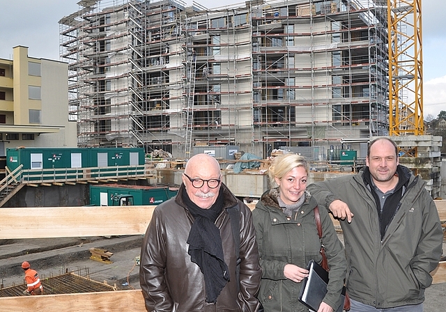 Momentan die grösste Baustelle in Affoltern: Ueli Burlet, Andrea Leibundgut und Marcel Tillmann (von links) vor der Überbauung «Am Merkurplatz» in Affoltern. Die erste Etappe kann am 1. April 2016 bezogen werden. (Bild Werner Schneiter)