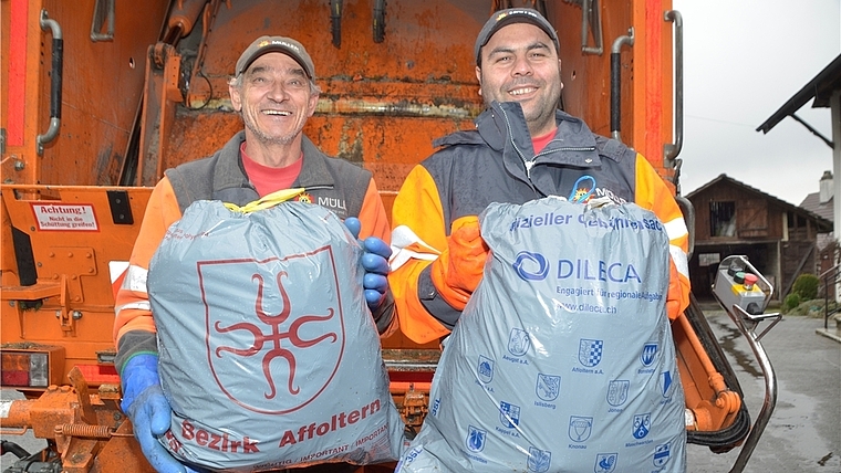 Marco Benedetti mit dem alten und Karim Özdey (rechts) mit dem neuen Abfallsack. (Bild Martin Mullis)