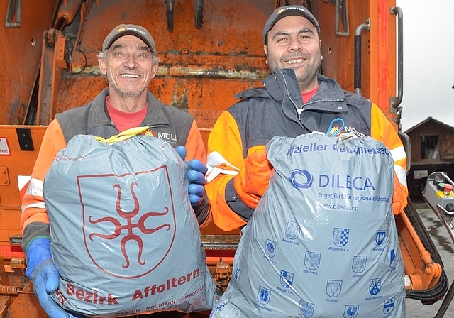 Marco Benedetti mit dem alten und Karim Özdey (rechts) mit dem neuen Abfallsack. (Bild Martin Mullis)