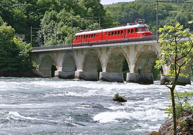 Der Rote Pfeil legt auf Brücken einen Sonderhalt ein, damit die Passagierinnen den Ausblick geniessen können. <em>(Bild SBB)</em>