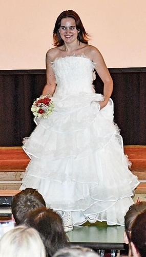 Leana Zwicky im selbst genähten Brautkleid auf der Bühne.