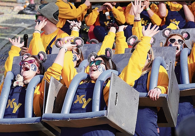Die Uerzliker Wagenbaugruppe XY punktete beim Publikum mit viel Action.