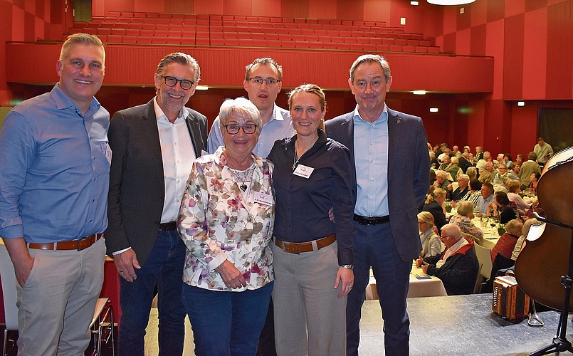 An der HEV-Versammlung, von links: Präsident Martin Fröhli und die Vorstandsmitglieder Matthias Bär, Anne-Marie Bischofberger, Dominique Lipp, Manuela Huber und Erwin Höfliger. (Bilder Marianne Voss)