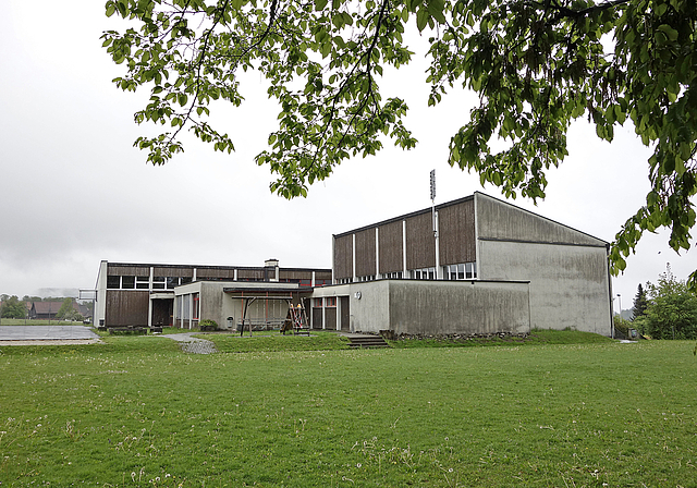 Wann mit der Sanierung und dem Ausbau des Schulhauses Tömlimatt begonnen werden kann, ist derzeit noch ungewiss. (Bild Martin Platter)