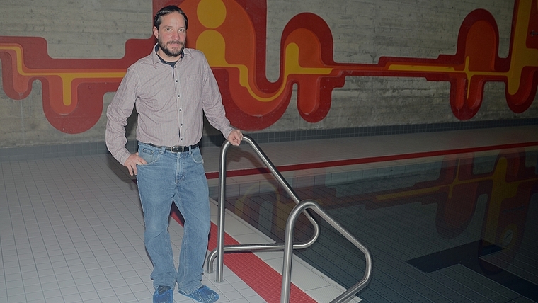 Schulpräsident Roger Schmutz hofft auf die baldige Wiedereröffnung des Hallenbades. (Bild Martin Mullis)