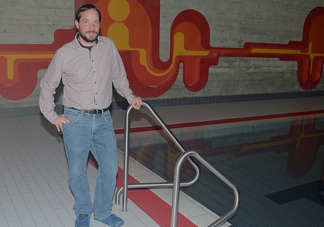 Schulpräsident Roger Schmutz hofft auf die baldige Wiedereröffnung des Hallenbades. (Bild Martin Mullis)