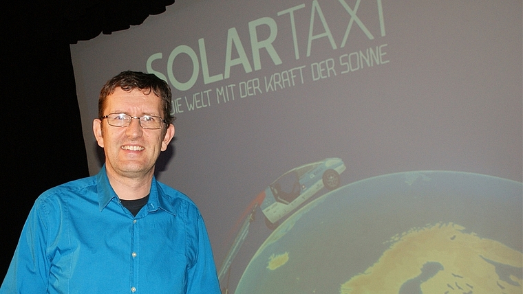 Im Solartaxi um die Welt: Louis Palmer liess in der Stampfi Knonau an seinem grossartigen Abenteuer teilhaben. (Bild Thomas Stöckli)