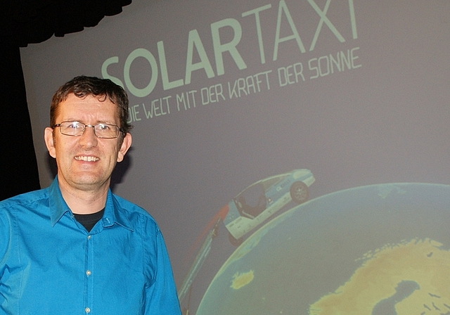 Im Solartaxi um die Welt: Louis Palmer liess in der Stampfi Knonau an seinem grossartigen Abenteuer teilhaben. (Bild Thomas Stöckli)