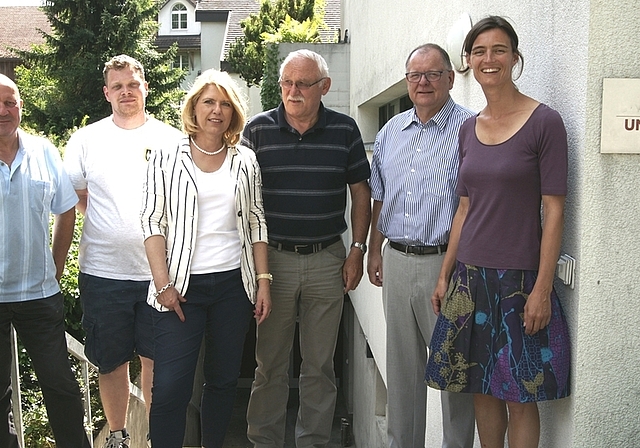 Sie ziehen ein äusserst positives Fazit der vorübergehenden Unterbringung von Asylsuchenden in der Militärunterkunft Bonstetten – v. r.: Michelle Högger, Claude Wuillemin, Bruno Steinemann, Liza Egli, Stefan Bürgi und Primus Kaiser.