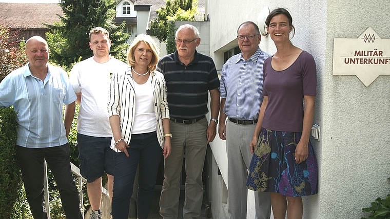 Sie ziehen ein äusserst positives Fazit der vorübergehenden Unterbringung von Asylsuchenden in der Militärunterkunft Bonstetten – v. r.: Michelle Högger, Claude Wuillemin, Bruno Steinemann, Liza Egli, Stefan Bürgi und Primus Kaiser.