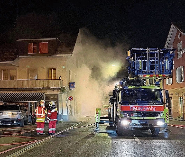 Beim Eintreffen der Feuerwehr drang dichter Rauch aus dem Gebäude. (Bild Feuerwehr Affoltern)