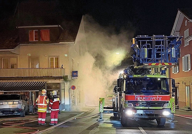 Beim Eintreffen der Feuerwehr drang dichter Rauch aus dem Gebäude. (Bild Feuerwehr Affoltern)