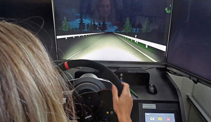 Siw Hasler-Chresta empfiehlt die Schulung am Fahrsimulator: Stressfrei und absolut ungefährlich. Hier wird beispiels-weise das Fahren bei unterschiedlichen Wetterbedingungen und Tageszeiten simuliert. (Bilder Regula Zellweger)